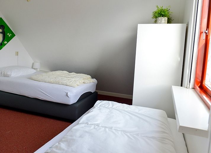 Vorderansicht des Ferienhauses Typ II+ - Nr. 35 Skor in Oosterend, Texel mit geraeumiger Auffahrt.