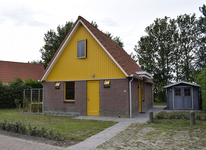 Type II - No. 83 Sperwer, vacation home in Oosterend, Texel with charming facade and green surroundings.