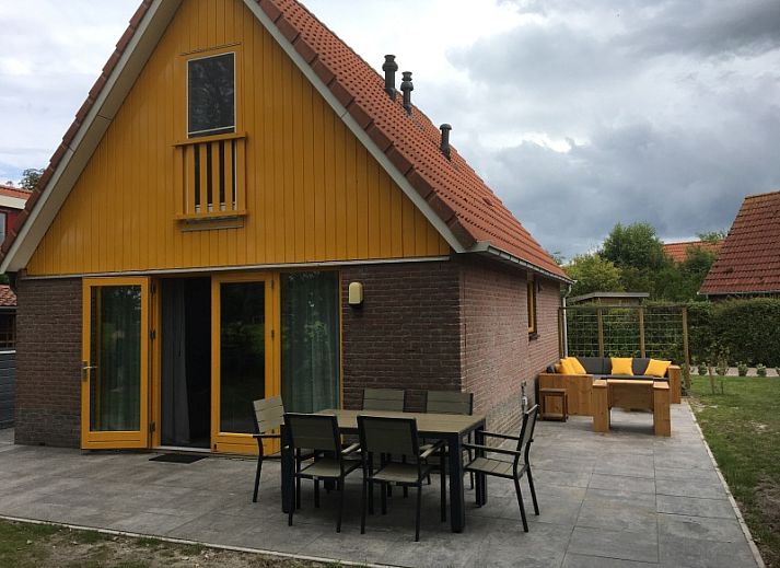 Type II - No. 83 Sperwer, vacation home in Oosterend, Texel with charming facade and green surroundings.