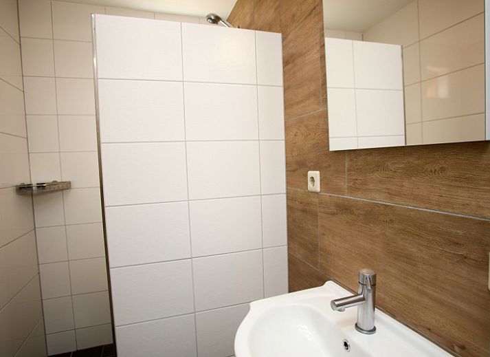 Cozy vacation home Type II - No. 83 Sperwer in Oosterend, Texel, surrounded by nature.