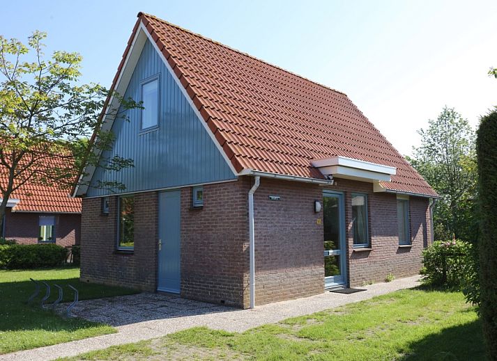 Type I - No. 55 Marel, vacation home in Oosterend Texel with charming facade and red roof tiles, ideal for a relaxing stay on the Wadden Islands.