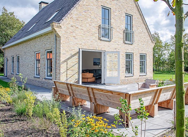 Vakantiehuis 46 - Nieuw Zeeland in Oosterend, Texel, met groene omgeving en zonnige veranda.