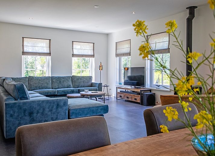 Ruim terras bij 46 - Nieuw Zeeland vakantiehuis in Oosterend, Texel, omringd door natuur.