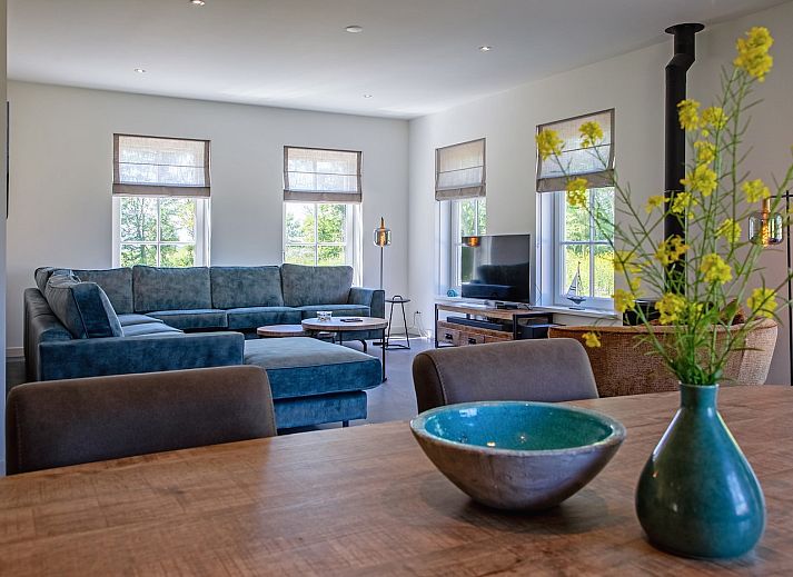 Ruim terras bij 46 - Nieuw Zeeland vakantiehuis in Oosterend, Texel, omringd door natuur.