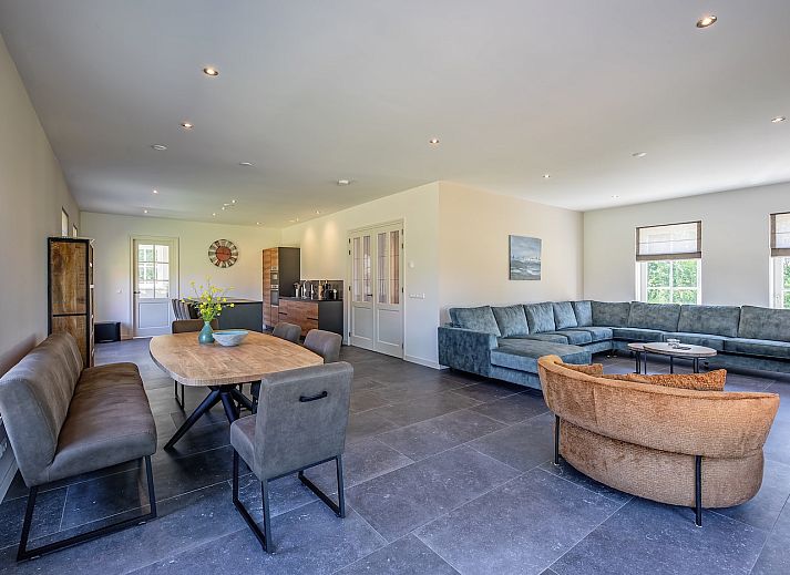 Ruim terras bij 46 - Nieuw Zeeland vakantiehuis in Oosterend, Texel, omringd door natuur.