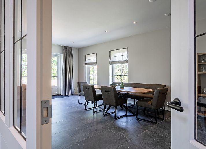 Ruim terras bij 46 - Nieuw Zeeland vakantiehuis in Oosterend, Texel, omringd door natuur.