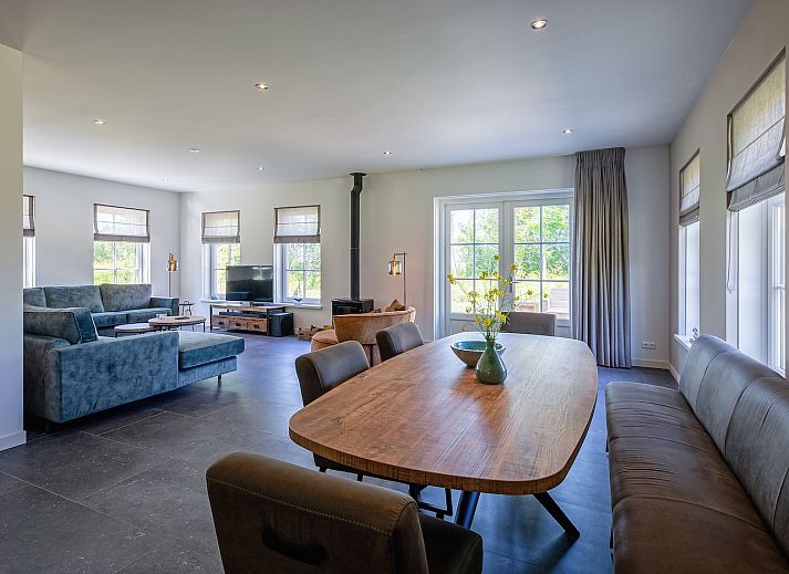 Ruim terras bij 46 - Nieuw Zeeland vakantiehuis in Oosterend, Texel, omringd door natuur.