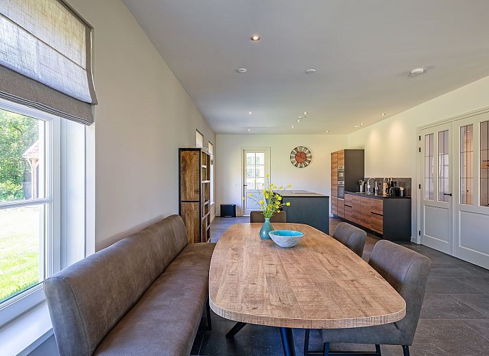 Zijaanzicht van 46 - Nieuw Zeeland vakantiehuis in Oosterend, Texel met bloeiende tuin.