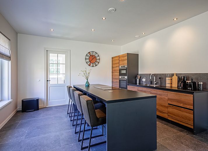 Zijaanzicht van 46 - Nieuw Zeeland vakantiehuis in Oosterend, Texel met bloeiende tuin.