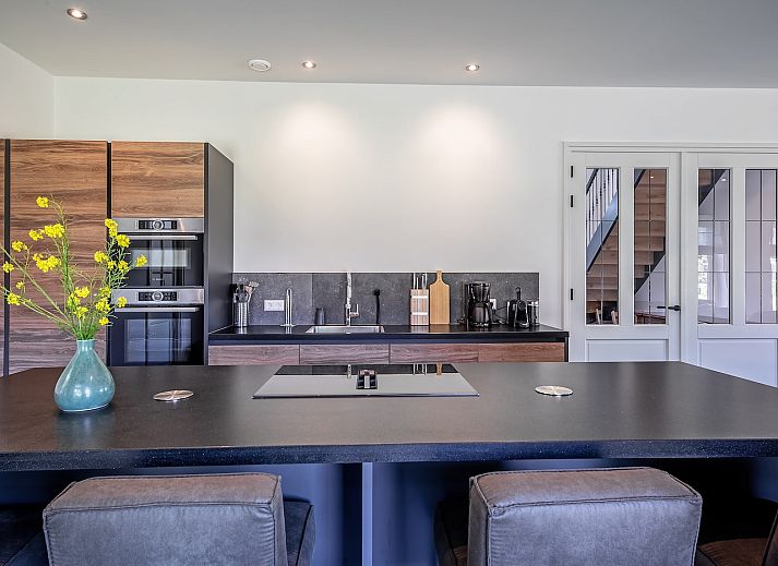 Zijaanzicht van 46 - Nieuw Zeeland vakantiehuis in Oosterend, Texel met bloeiende tuin.