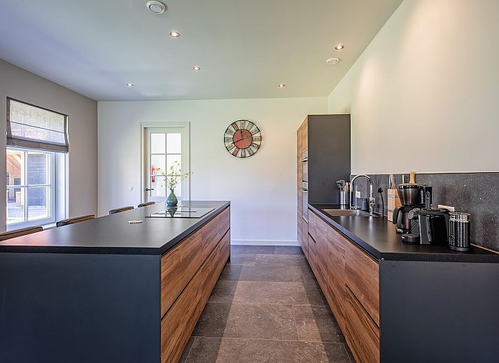 Zijaanzicht van 46 - Nieuw Zeeland vakantiehuis in Oosterend, Texel met bloeiende tuin.