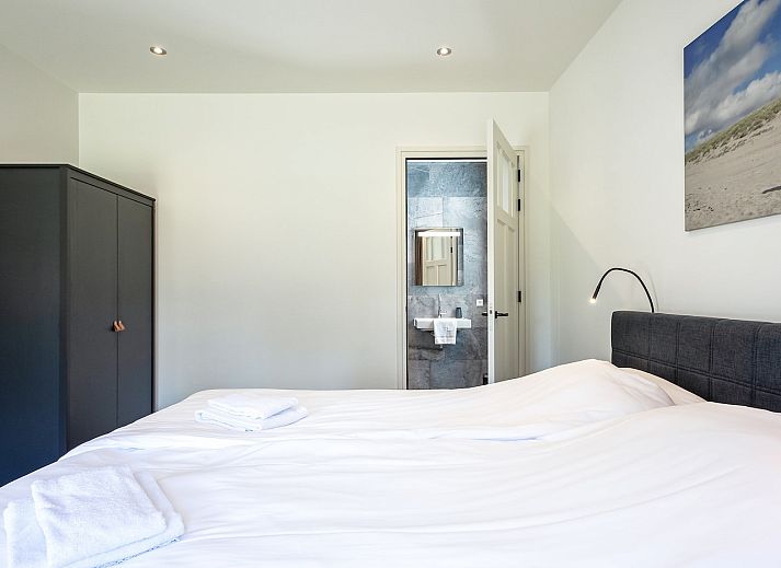 Gezellige woonkamer in vakantiehuis 46 - Nieuw Zeeland, Oosterend, Texel, met comfortabele zitbank.