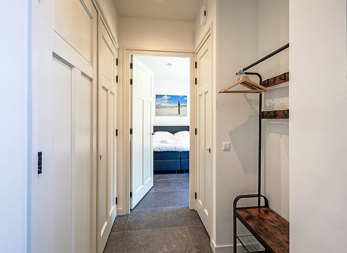 Gezellige woonkamer in vakantiehuis 46 - Nieuw Zeeland, Oosterend, Texel, met comfortabele zitbank.