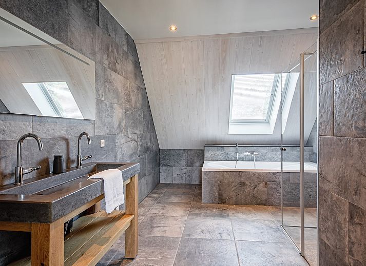 Stijlvolle woonkamer met open haard in 46 - Nieuw Zeeland, vakantiehuis Oosterend, Texel.