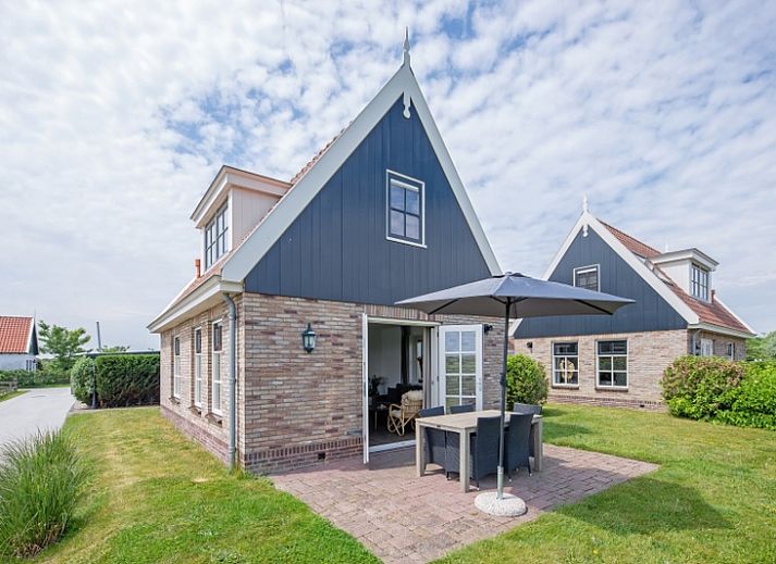 Ferienhaus De Kokkel in Oosterend Texel mit schoener Fassade und gruener Umgebung.