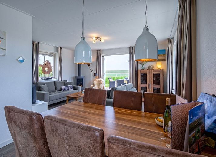 Sonnenterrasse des Ferienhauses De Kokkel in Oosterend Texel mit offenen Tueren zum Innenraum.