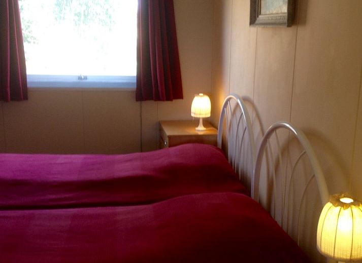 Gemuetliches Wohnzimmer im Ferienhaus De Bemes Oosterend Texel mit bequemen Sofas.