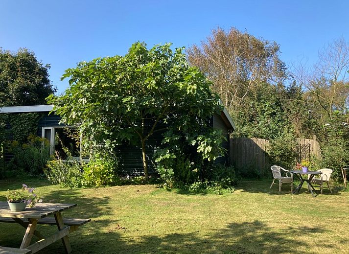 Gemuetliches Wohnzimmer im Ferienhaus De Bemes Oosterend Texel mit bequemen Sofas.