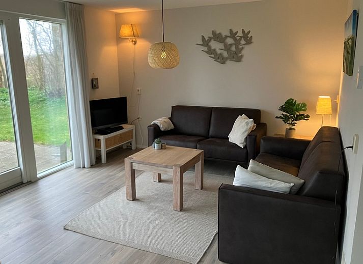 Typ I - Nr. 89 Lark Ferienhaus in Oosterend Texel mit bunter Fassade und gruenem Garten.