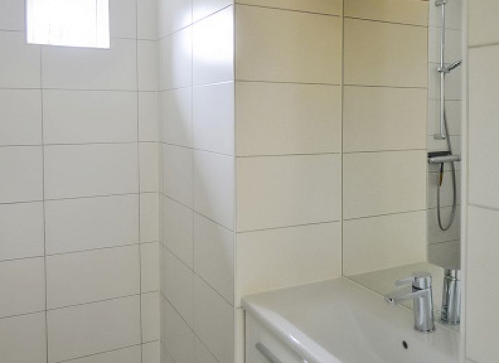 Typ I - Nr. 89 Lark Ferienhaus in Oosterend Texel mit bunter Fassade und gruenem Garten.