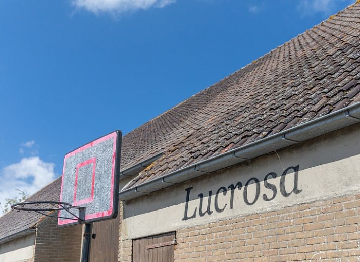 Moderne Kueche und Essbereich im Lucrosa Ferienhaus Oosterend Texel mit Blick auf die Natur.
