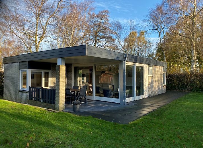 Exterior of vacation home Vuurtoren in Oosterend, Texel with spacious veranda and green surroundings.