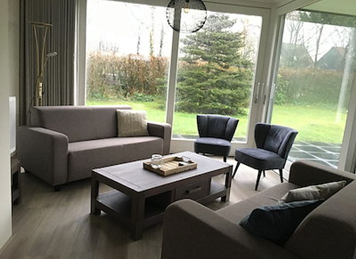 Exterior of vacation home Vuurtoren in Oosterend, Texel with spacious veranda and green surroundings.