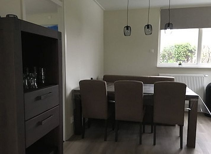 Exterior of vacation home Vuurtoren in Oosterend, Texel with spacious veranda and green surroundings.