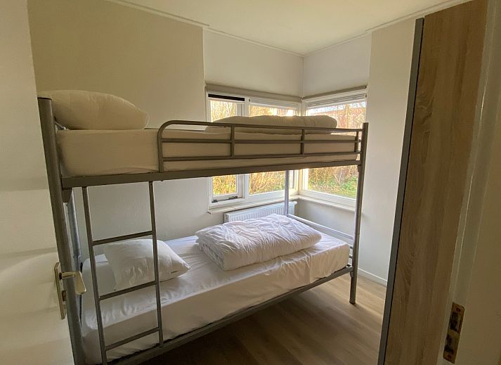 Cozy living room in vacation home Vuurtoren, Oosterend, Texel overlooking the garden.
