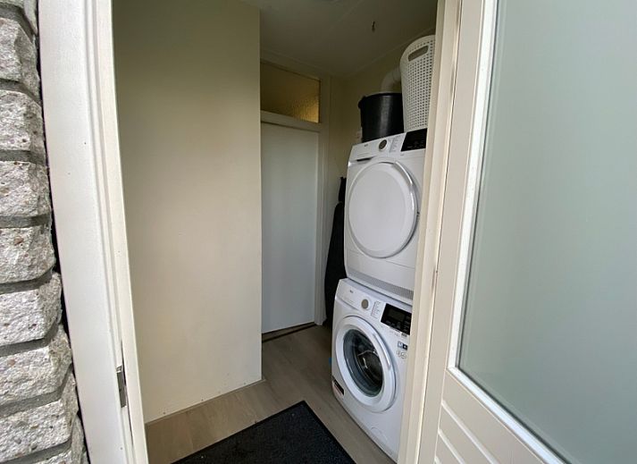 Cozy living room in vacation home Vuurtoren, Oosterend, Texel overlooking the garden.