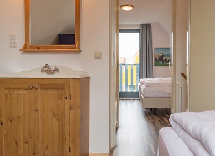 Gemuetliches Wohnzimmer im Ferienhaus Typ II - Nr. 37 Huismus, Oosterend, Texel mit bequemen Sofas.