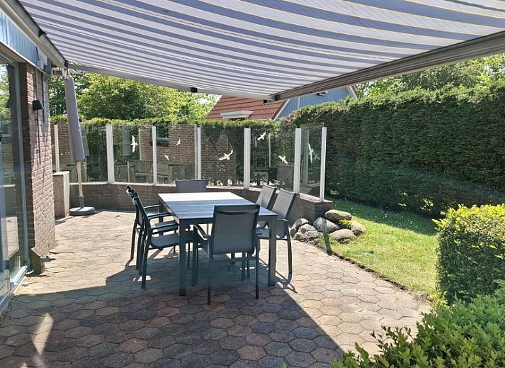 Gemuetliches Wohnzimmer im Ferienhaus Typ II - Nr. 37 Huismus, Oosterend, Texel mit bequemen Sofas.