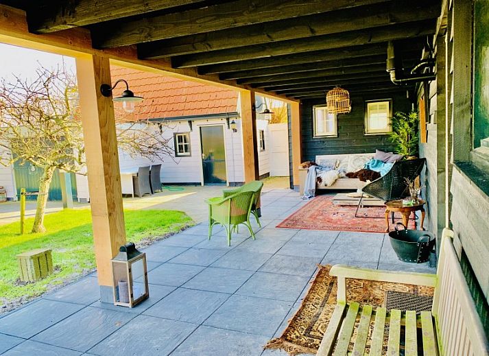 't Kaaps Huussie vacation home in Oosterend Texel with panoramic views of green fields and blue sky.