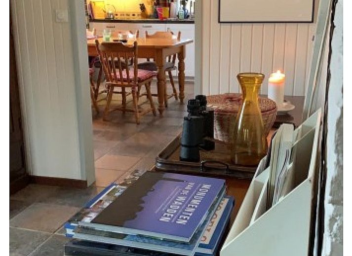 Charming 't Kaaps Huussie vacation home in Oosterend Texel with grazing sheep in the lush surroundings.