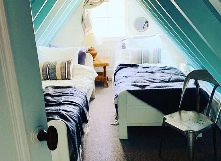 Cozy veranda of 't Kaaps Huussie vacation home in Oosterend Texel, ideal for outdoor relaxation.