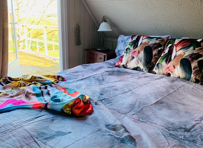 Cozy veranda of 't Kaaps Huussie vacation home in Oosterend Texel, ideal for outdoor relaxation.