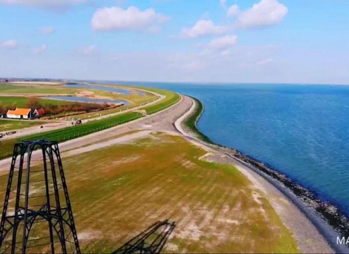 Cozy terrace with fire basket at 't Kaaps Huussie vacation home in Oosterend Texel for a cozy evening.