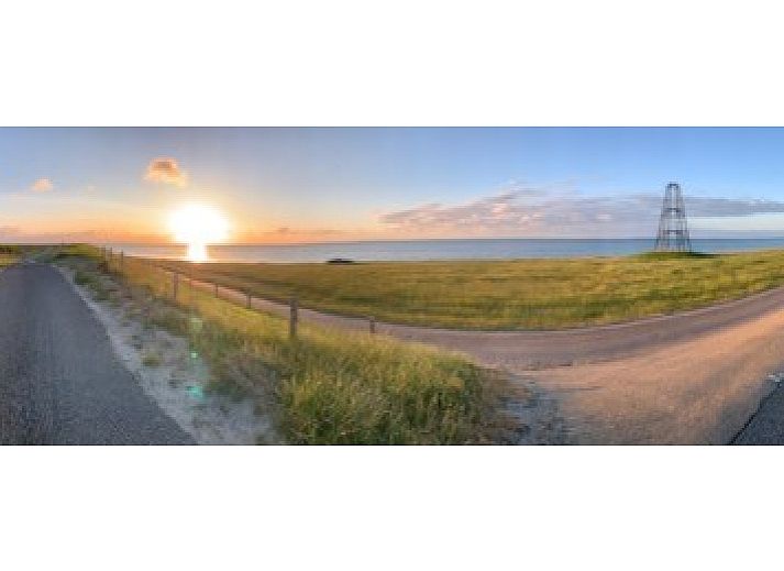 Cozy terrace with fire basket at 't Kaaps Huussie vacation home in Oosterend Texel for a cozy evening.