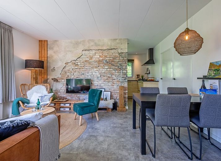 Bungalowpark De Toes - Zeewier in Oosterend, Texel offers a charming vacation home with a sunny terrace and green surroundings.