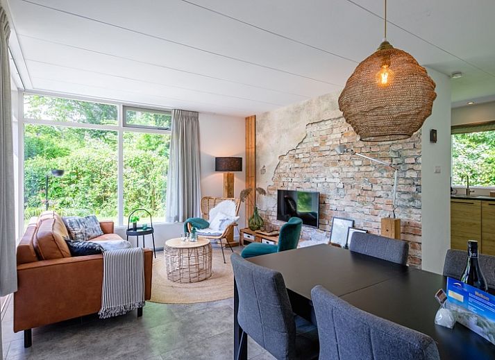 Bungalowpark De Toes - Zeewier in Oosterend, Texel offers a charming vacation home with a sunny terrace and green surroundings.