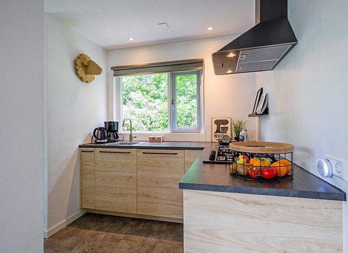 Cozy living room in Bungalowpark De Toes - Zeewier, Oosterend, Texel, with comfortable seating area and views of nature.