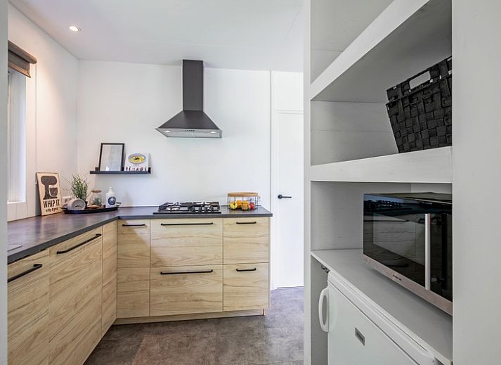 Cozy living room in Bungalowpark De Toes - Zeewier, Oosterend, Texel, with comfortable seating area and views of nature.