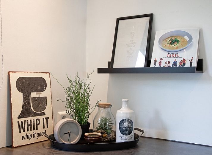 Cozy living room in Bungalowpark De Toes - Zeewier, Oosterend, Texel, with comfortable seating area and views of nature.