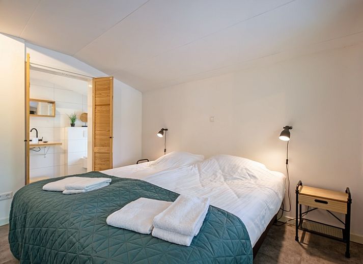 Cozy living room in Bungalowpark De Toes - Zeewier, Oosterend, Texel, with comfortable seating area and views of nature.