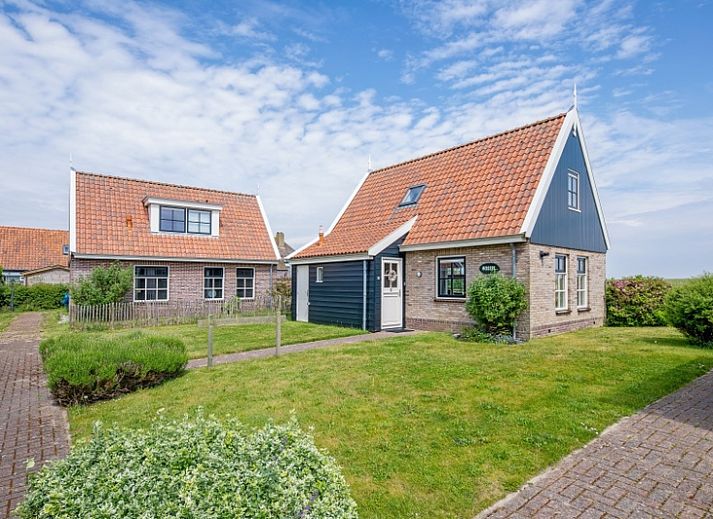 De Waddenscheljes - De Mossel Ferienhaus in Oosterend, Texel mit charmanter Fassade und roten Dachziegeln.