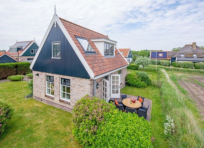De Waddenscheljes - De Mossel Ferienhaus in Oosterend, Texel mit charmanter Fassade und roten Dachziegeln.