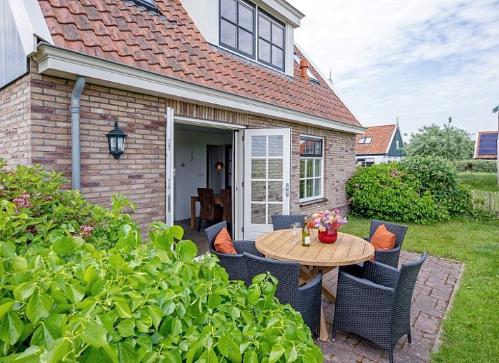 De Waddenscheljes - De Mossel Ferienhaus in Oosterend, Texel mit charmanter Fassade und roten Dachziegeln.