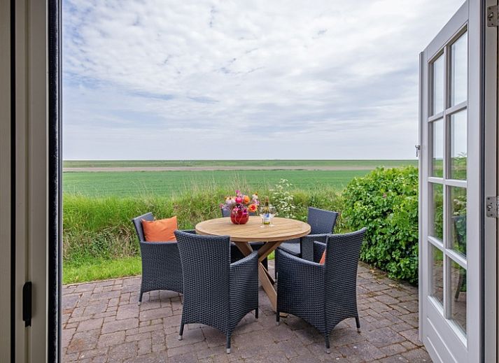 De Waddenscheljes - De Mossel Ferienhaus in Oosterend, Texel mit charmanter Fassade und roten Dachziegeln.