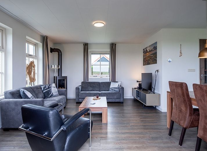 Malerisches Ferienhaus De Waddenschelpjes - De Mossel in Oosterend, Texel, umgeben von einem gruenen Garten.