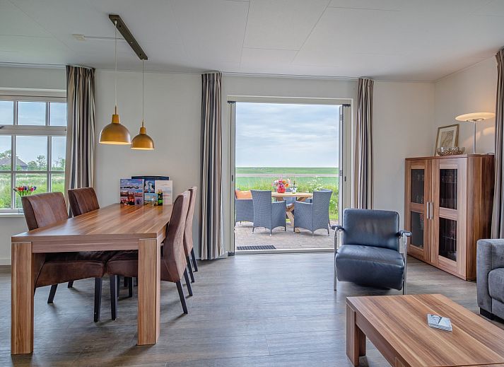 Malerisches Ferienhaus De Waddenschelpjes - De Mossel in Oosterend, Texel, umgeben von einem gruenen Garten.